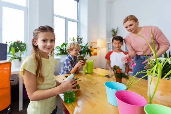 Mädchen freut sich nach Pflanzengießen mit Klassenkameraden und Lehrer — Stockfoto