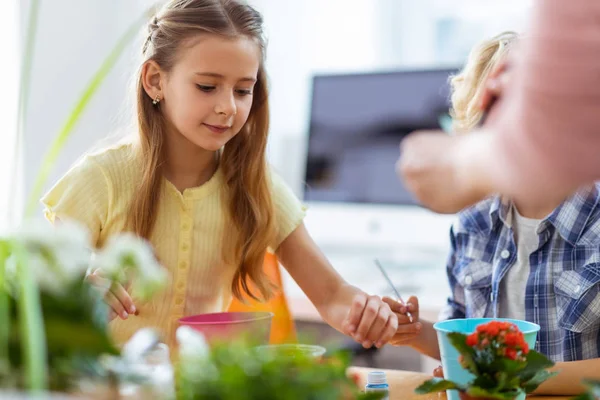 Girl känsla upphetsad medan dekorera blomkruka på ekologi lektion — Stockfoto