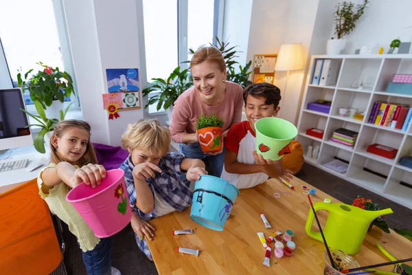 Eleverna visar sina skopor för växter efter färgning dem — Stockfoto