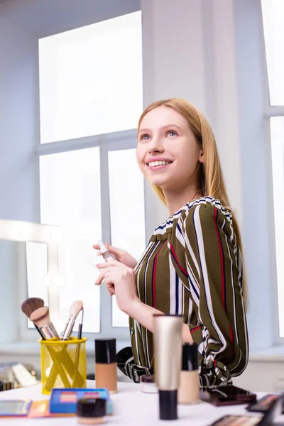 Mujer joven atractiva positiva mostrando su sonrisa — Foto de Stock