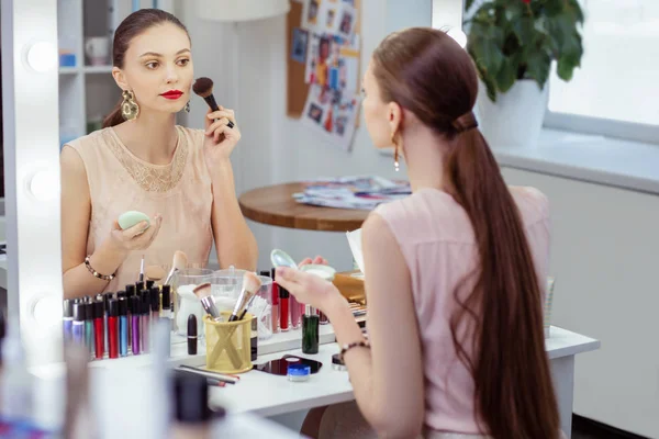 Agradable joven mujer que está lista para salir — Foto de Stock