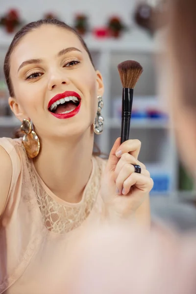 Mujer alegre y agradable sonriendo a su reflejo — Foto de Stock