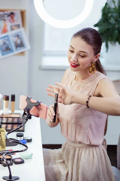 Positieve vrolijke vrouw glimlachend naar de camera — Stockfoto