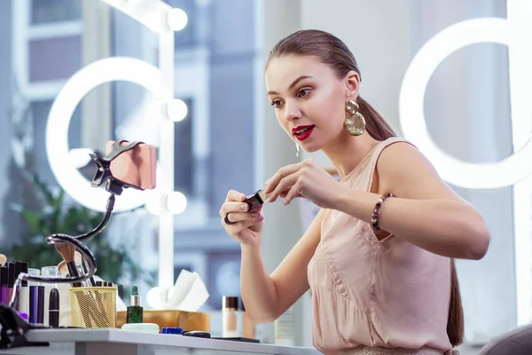 Mujer bastante joven probando cosméticos en la cámara —  Fotos de Stock