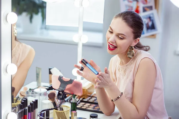 Alegre mujer feliz mostrando su nuevo rímel — Foto de Stock