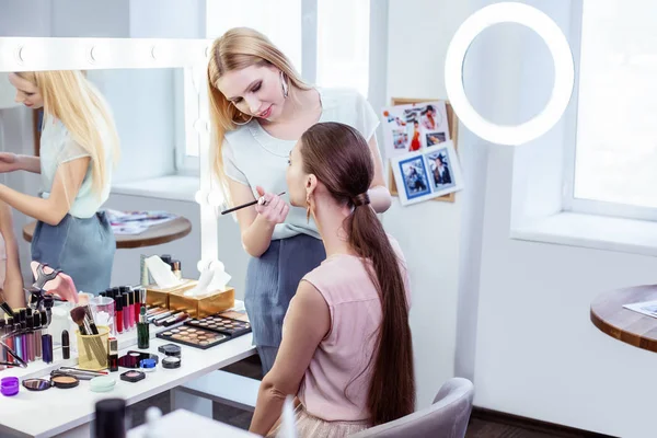 Leuke aangename vrouw staande in de buurt van haar cliënt — Stockfoto