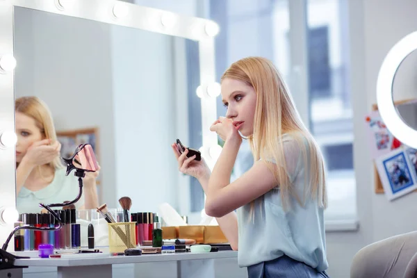 Mujer joven de buen aspecto mostrando lección de maquillaje —  Fotos de Stock