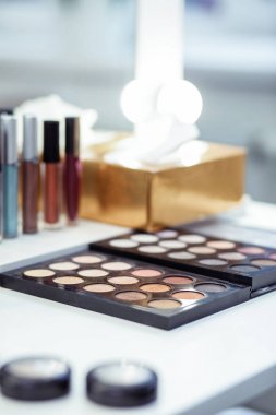 Masanın üzerinde farklı renklerde güzel göz farı paleti