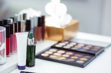 Masada duran kozmetik seçici odak