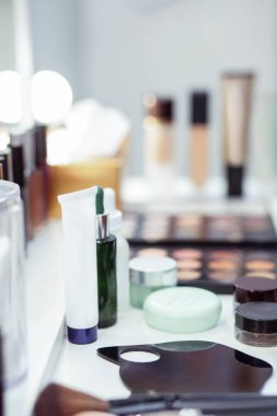 Üzerinde kozmetik olan bir masanın kapatılması