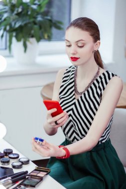 Güzel pozitif kadın akıllı telefonuyla fotoğraf çekiyor