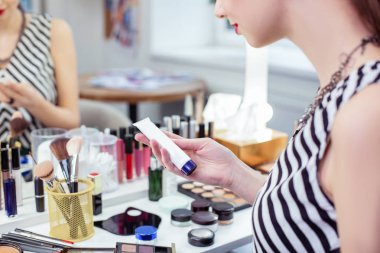 Hoş genç kadın onu yüz kozmetik kullanarak