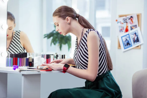 Serieuze mooie vrouw kijken naar haar Smartphone — Stockfoto