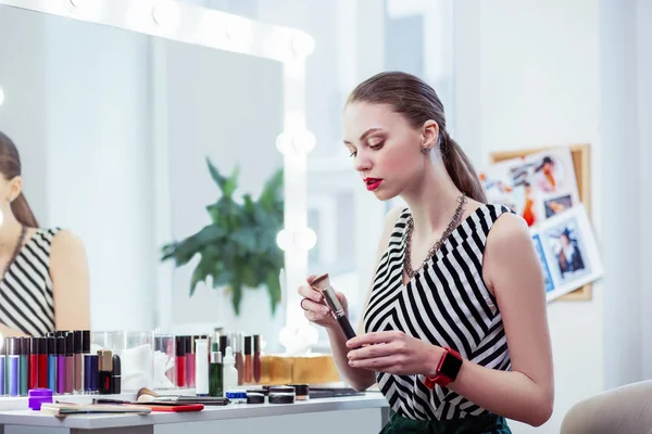 Mooie jonge vrouw met een make-up borstel — Stockfoto