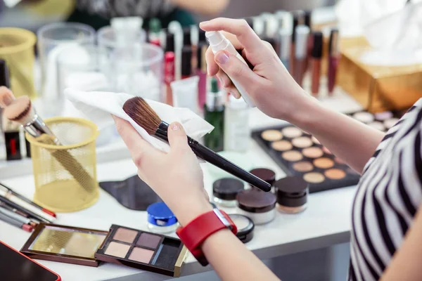 Vue du dessus d'une brosse de maquillage pulvérisée — Photo