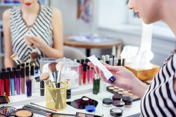 Primer plano de la crema facial en la mano femenina — Foto de Stock