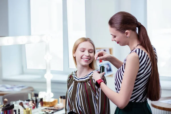 Belle femme agréable utilisant des cosmétiques spéciaux pour le visage — Photo