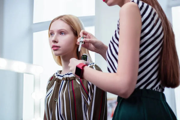 Mujer joven y agradable visitando un estudio de belleza — Foto de Stock