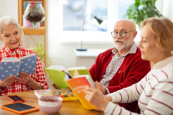 Bello barbuto seduto con un libro — Foto Stock