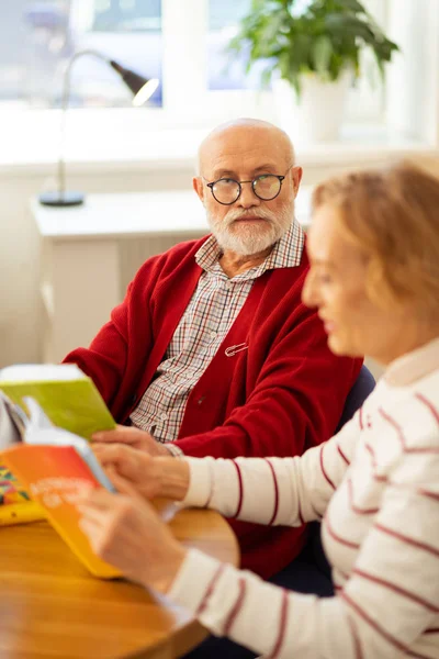 Poważny dobry patrząc w wieku mężczyzna noszenie okulary — Zdjęcie stockowe