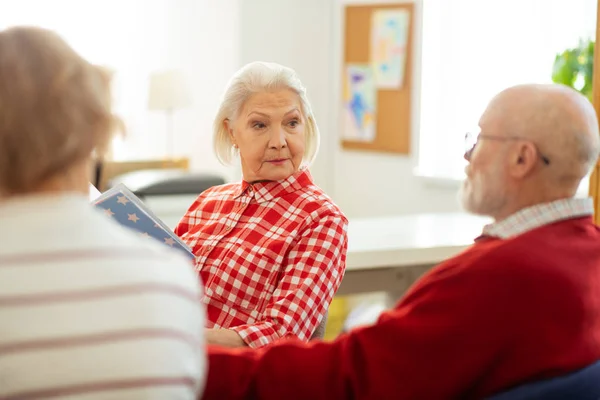 Slimme serieuze leeftijd vrouw kijkt naar haar vriend — Stockfoto