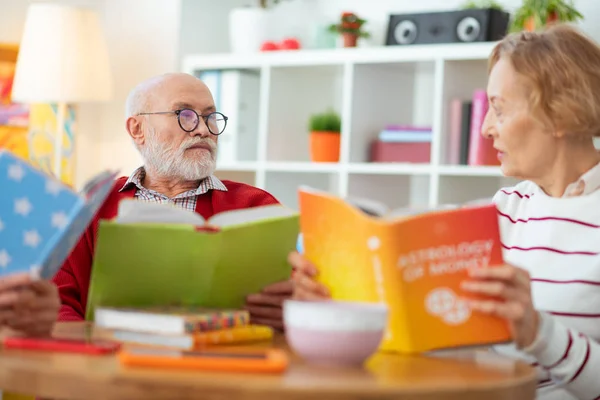 Gente mayor agradable disfrutando leyendo diferentes libros — Foto de Stock