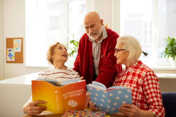 Niza anciano hablando de libros con sus amigos — Foto de Stock