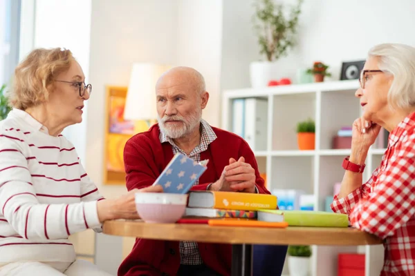 Nice senior people listening to their friend — Stock Photo, Image