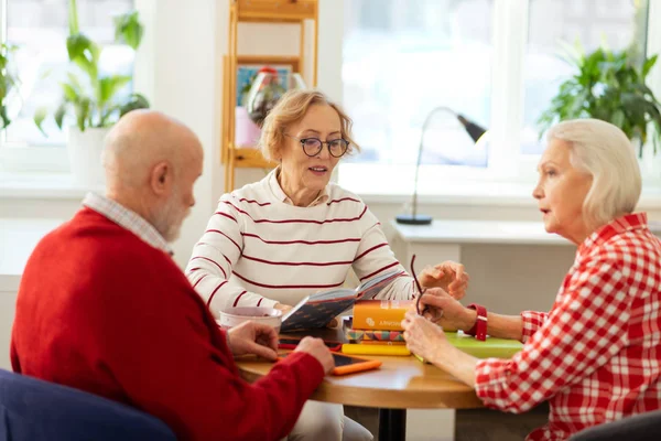 Pleasant smart aged people discussing their favourite books — Stock Photo, Image