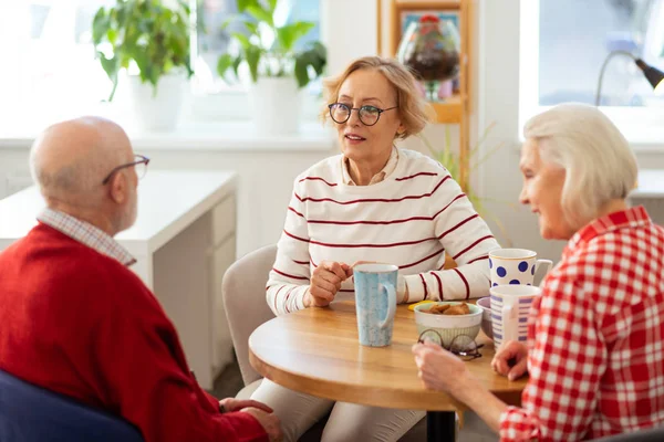 Aangename ouderen met heerlijke thee samen — Stockfoto
