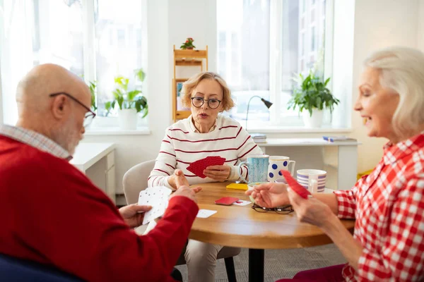 Pessoas idosas felizes agradáveis conversando umas com as outras — Fotografia de Stock