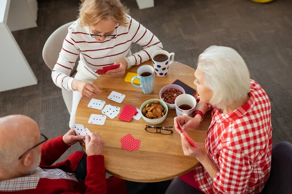 Vista superior de las personas mayores agradables felices — Foto de Stock