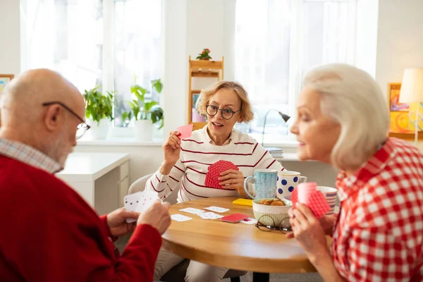 Pessoas idosas de boa aparência jogando jogos de cartas — Fotografia de Stock