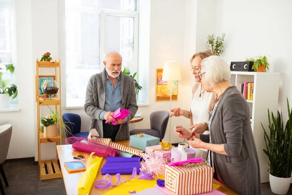 Pessoas idosas felizes preparando presentes para férias — Fotografia de Stock