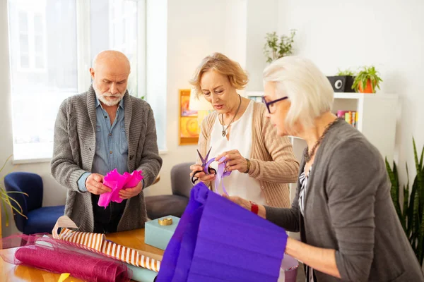 Niza personas mayores que tienen un hobby creativo — Foto de Stock