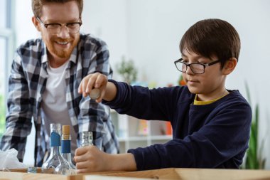 Koyu kazak düşünceli küçük çocuk doğru fasulye karar