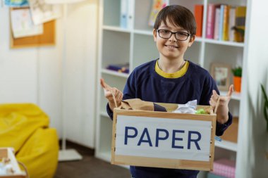 Hoş koyu saçlı çocuk içinde kağıt ile ahşap kutu taşıyan