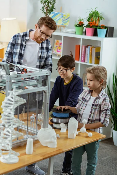 Meninos curiosos em pé em laboratório e aparelhos de observação — Fotografia de Stock