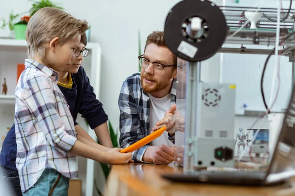 Tutor atento en gafas claras que explica el proceso de creación de modelos 3D —  Fotos de Stock