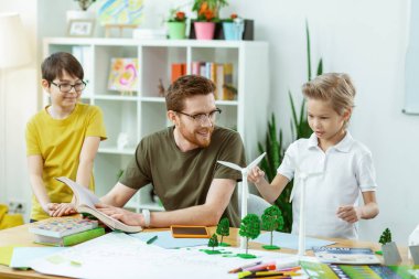 Özenli sarışın çocuk yel değirmeni plastik modelleri ilgi olmak