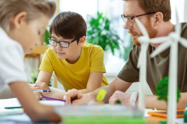 Posteri yeniden oluşturma üzerinde çalışan öğretmenile ilham okul grubu