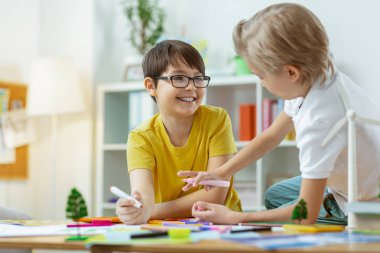 İletişimsel genç çocuklar aktif ekoloji projesi üzerinde çalışıyor