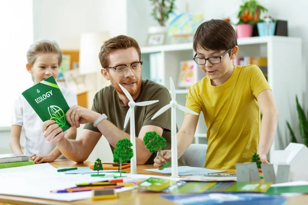 Coinvolto bambino dai capelli scuri con occhiali chiari modelli toccanti — Foto Stock