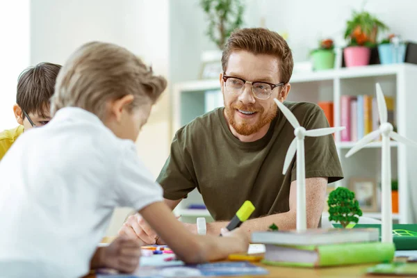 Beaming jengibre hombre trabajando como maestro de escuela primaria —  Fotos de Stock