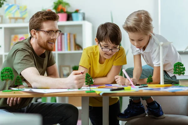 Konzentrierte kleine Jungen interessieren sich für Zeichenprojekt — Stockfoto