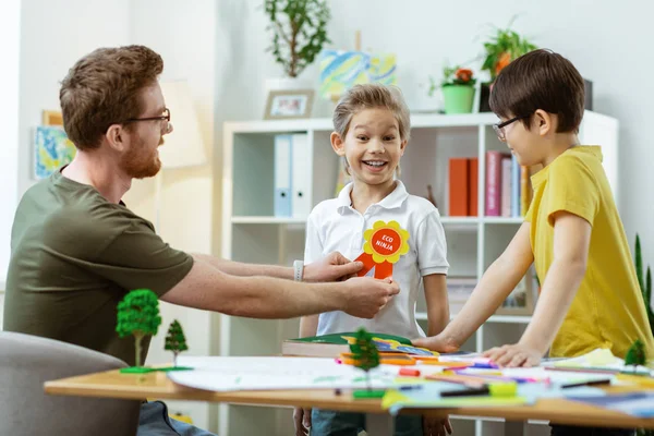 Eccitato bambino biondo essere felice con il suo nuovo status — Foto Stock