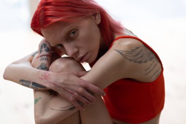 Acı çekerken acı çeken anoreksik kadın kendini mutsuz ve yalnız hissediyor