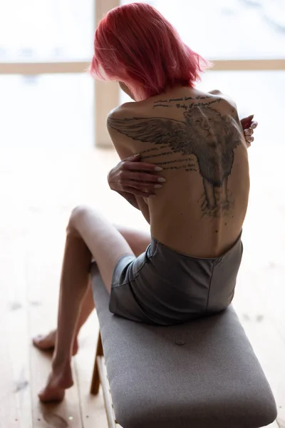 Hubená žena s anorexií, která sedí a trpí bolestí — Stock fotografie