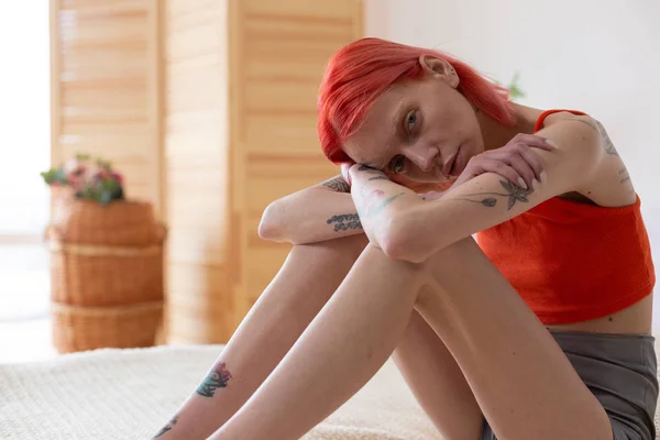 Mujer de pelo rojo flaco con bulimia sensación de dolor sentado en la cama — Foto de Stock