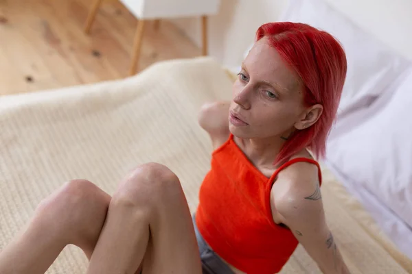 Slim nezdravá žena cítí, že trpí anorexií — Stock fotografie